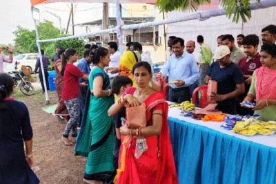 जिला प्रशासन के अधिकारियों-कर्मचारियों द्वारा डोंगरगढ़ जाने वाले श्रद्धालु पदयात्रियों के लिए बजरंगपुर, नवागांव, बापूटोला में लगाया गया सेवा पंडाल