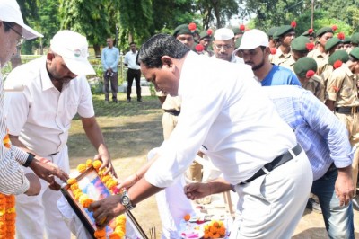 कलेक्टर ने राष्ट्रपिता महात्मा गांधी की प्रतिमा एवं पूर्व प्रधानमंत्री शास्त्री के चित्र पर माल्यार्पण कर किया नमन