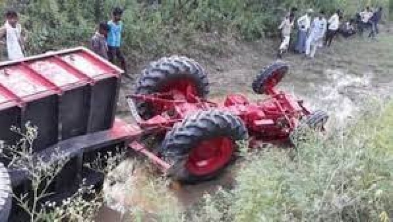 MP में ट्रैक्टर पलटने से 2 बच्ची की मौत: रात भर नीचे दबी रही बच्चियां, छत्तीसगढ़ी प्रोग्राम देखने जा रहे थे ग्रामीण, इधर कार और ट्रक की भिड़ंत