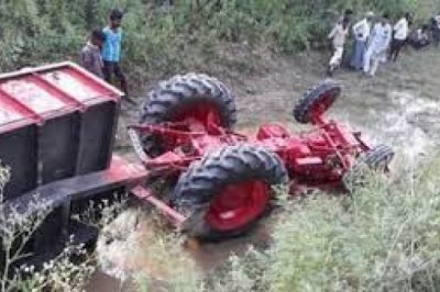 MP में ट्रैक्टर पलटने से 2 बच्ची की मौत: रात भर नीचे दबी रही बच्चियां, छत्तीसगढ़ी प्रोग्राम देखने जा रहे थे ग्रामीण, इधर कार और ट्रक की भिड़ंत