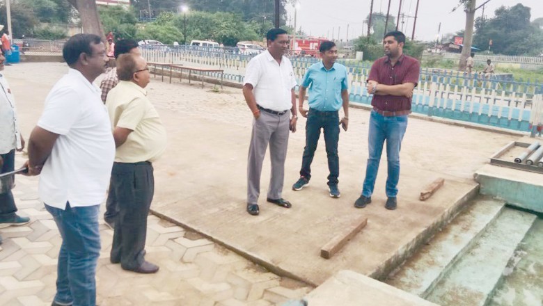 दुर्गा वुसर्जन में  कलेक्टर  डोमन सिंह  शामिल :