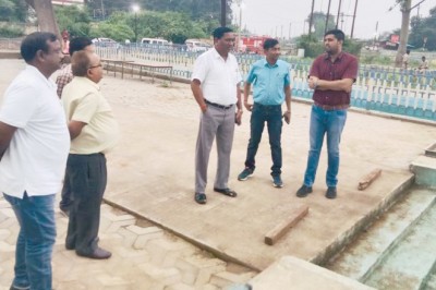 दुर्गा वुसर्जन में  कलेक्टर  डोमन सिंह  शामिल :