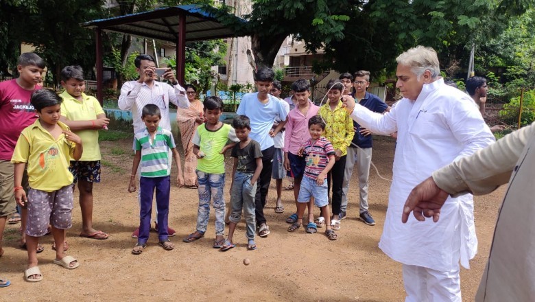 छत्तीसगढ़िया ओलंपिक पहुंचा हर मोहल्ले एवं गलियों तक  बच्चों के साथ वोरा ने भी कंचे-बांटी खेल में आजमाए हाथ