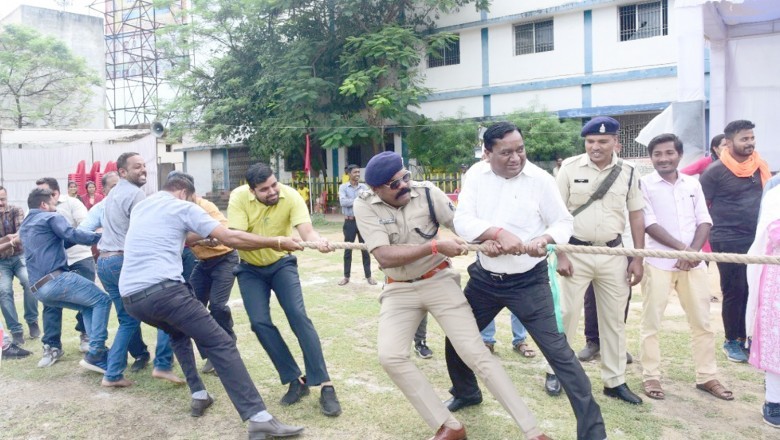कलेक्टर एवं एसपी छत्तीसगढिय़ा ओलम्पिक में हुए शामिल  - रस्सा-कस्सी खेल में भाग लेकर खिलाडय़ों का किया उत्साहवर्धन