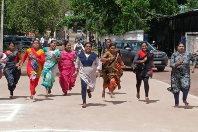 -छत्तीसगढ़िया ओलंपिक में घरेलू महिलाओं ने साड़ी पहनकर कबड्डी खेली और लगाई दौड़: