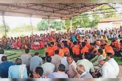 32% आरक्षण को कम करने का किया विरोध,आदिवासियों ने निकाली महारैली :