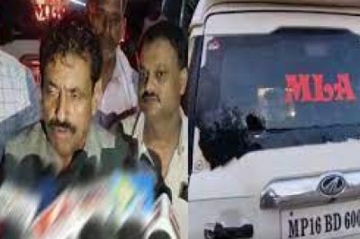 ‘बागेश्वर धाम’ महाराज के खिलाफ जाओगे तो जला देंगेः पूर्व विधायक आईडी प्रजापति की कार पर पत्थर से हमला, बाल-बाल बचे, बोले- ये बागेश्वर धाम के शिष्यों की हरकत