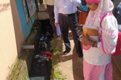 घर-घर डेंगू जांच अभियान की सीएमएचओ कर रहे निगरानी  डेंगू-मलेरिया के लार्वा को नष्ट कर रहे स्वास्थ्य कर्मी