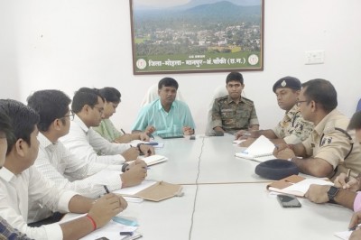 कलेक्टर एवं पुलिस अधीक्षक ने कानून व्यवस्था के संबंध में राजस्व एवं पुलिस विभाग के अधिकारियों की ली बैठक