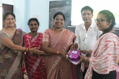 राजनांदगांव की बेटी दीपशिखा ने किया हेलीकाप्टर की सैर, महापौर ने किया सम्मानित