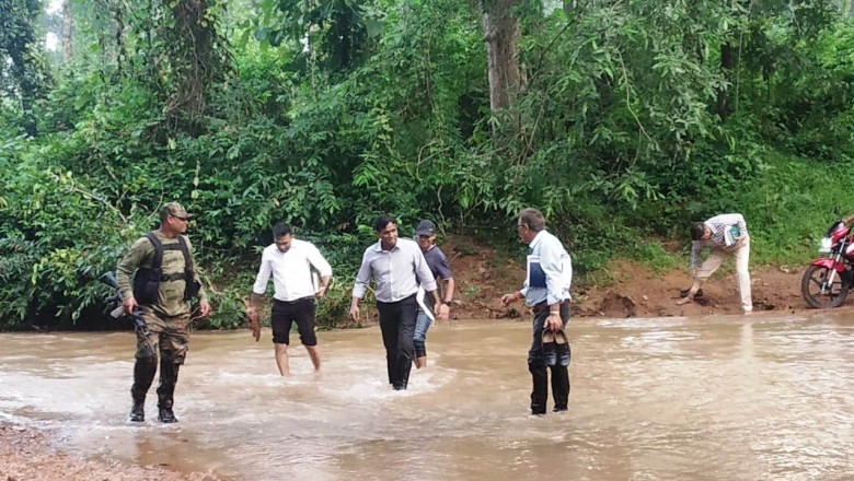 कलेक्टर एवं एसपी मानपुर विकासखंड के सुदूरवनांचल अतिसंवेदनशील नक्सल प्रभावित क्षेत्र के ग्रामों में मोटरसाइकिल से पहुंचे