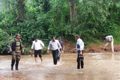 कलेक्टर एवं एसपी मानपुर विकासखंड के सुदूरवनांचल अतिसंवेदनशील नक्सल प्रभावित क्षेत्र के ग्रामों में मोटरसाइकिल से पहुंचे