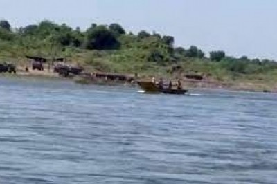 नाव पर सवार होकर दबिश देने पहुंची खनिज विभाग, 6 ट्रैक्टर-ट्रॉली जब्त, रेत माफिया 2 ट्रैक्टर लेकर फरार