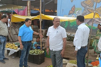 दीपावली यातायात व्यवस्थाओं को लेकर इंदिरा मार्केट क्षेत्र में निगमायुक्त लोकेश चंद्राकार ने अफसरों के साथ लिया व्यवस्था का जायजा :