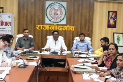 जर्जर सड़क की मरम्मत युद्ध स्तर पर करने की जरूरत - कलेक्टर :