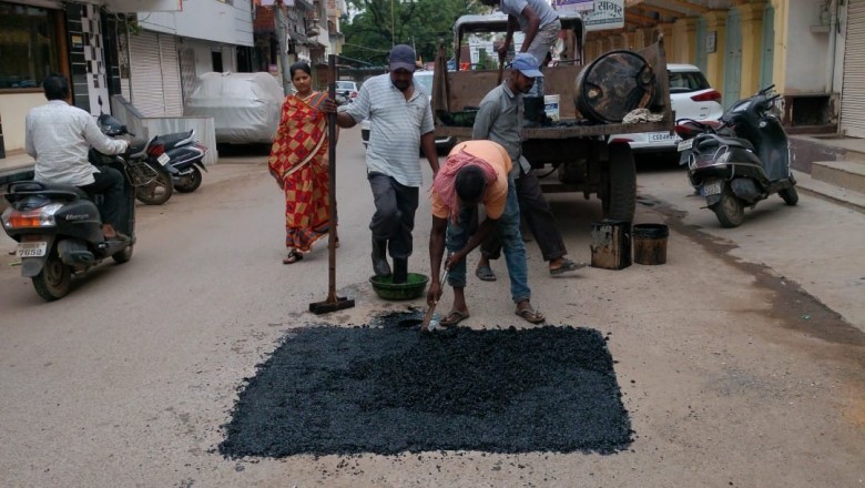 नगर निगम द्वारा शहर के गड्ढो मंे पेच वर्क जारी, महापौर ने निरीक्षण कर त्यौहार पूर्व सभी गड्ढो में पेचवर्क पूर्ण करने के दिये निर्देश
