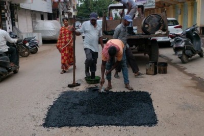 नगर निगम द्वारा शहर के गड्ढो मंे पेच वर्क जारी, महापौर ने निरीक्षण कर त्यौहार पूर्व सभी गड्ढो में पेचवर्क पूर्ण करने के दिये निर्देश