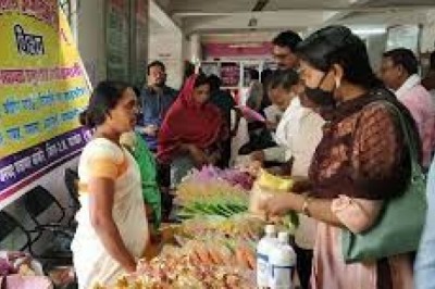 नगर निगम में लगे महिला समूह के स्टाल से आयुक्त सहित अधिकारियों ने खरीदी दिये एवं अन्य समाग्री :