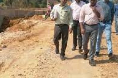 कलेक्टर एस जयवर्धन ने निर्माणाधीन बिहरीकला-दनगढ़- सोमाटोला-गोटाटोला- खडग़ांव  सड़क किया निरीक्षण