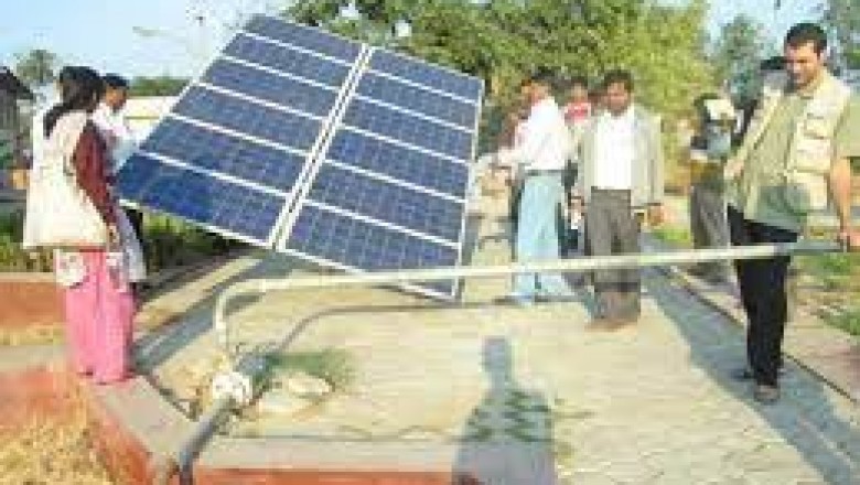 जिले के दूरस्थ ग्रामों में स्थापित सौर चलित संयंत्रों का निरीक्षण कर के्रडा द्वारा किए गए कार्यों की प्रशंसा की :
