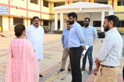 भिलाई में सड़कों के मरम्मत एवं संधारण का कार्य प्रारंभ, सड़के हो रही है दुरुस्त, महापौर नीरज पाल एवं निगम आयुक्त रोहित व्यास ने निरीक्षण कर लिया जायजा