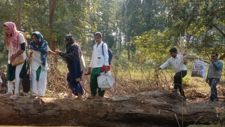 नदी,पहाड़ पारकर स्वास्थ्यकर्मी पहुंचे बेंगपाल, 35 ग्रामीणों को शिविर में मिला लाभ  गठिया रोग से पीड़ित महंगी सहदेव का होगा जिला अस्पताल में इलाज