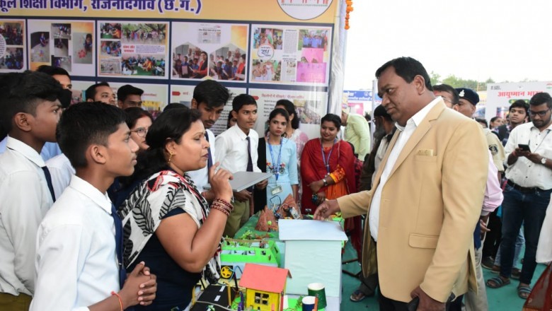 राज्योत्सव पर विभिन्न विभागों ने अपने स्टॉल लगाकर जनसामान्य को शासकीय योजनाओं की उपलब्धियों की दी जानकारी