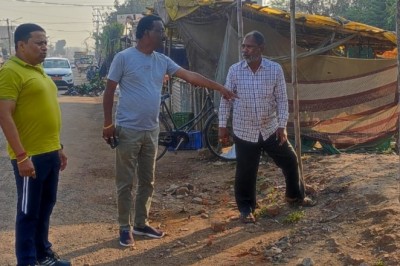 आयुक्त लोकेश चंद्राकार ने वार्डो में निरीक्षण के दौरान स्वंय खड़े रहकर कराई सफाई:  -जनभागीदारी से शहर बनेगा स्वच्छ,आप भी समझे अपनी जिम्मेदारी-आयुक्त: