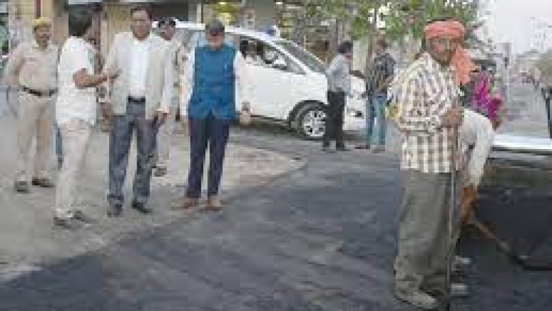 राजनांदगांव शहर के जर्जर सड़कों पर किया जा रहा पैच वर्क :