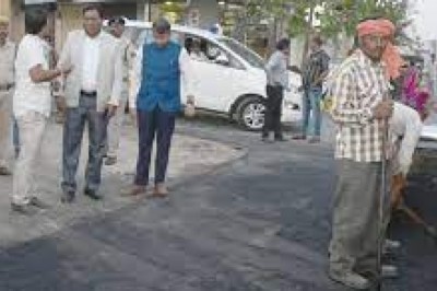 राजनांदगांव शहर के जर्जर सड़कों पर किया जा रहा पैच वर्क :