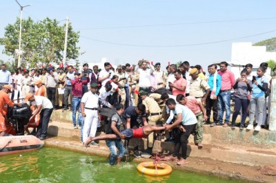 राज्य स्तरीय आपदा मोचन बल भिलाई की टीम द्वारा बाढ़ प्रभावितों को बचाने के लिए रानी सागर तालाब में किया गया मॉक ड्रिल