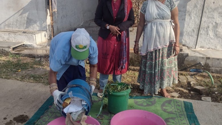 स्वच्छता दीदीया घरो के सामने सुखा एवं गीला कचरा को अलग कर लोगो को कर रही जागरूक :