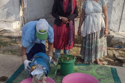 स्वच्छता दीदीया घरो के सामने सुखा एवं गीला कचरा को अलग कर लोगो को कर रही जागरूक :