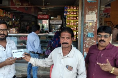 टपरी हॉटल संचालक को सड़क पर गंदा पानी फेकना पड़ा भारी,निगम ने लगाया एक हज़ार जुर्माना :