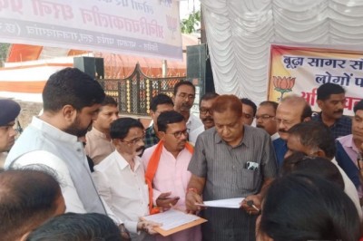 आयुक्त के आश्वासन पर हडताल समाप्त :
