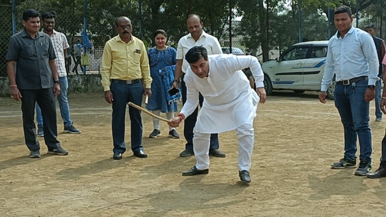 महापौर ने बच्चों के साथ छत्तीसगढ़िया खेल का गिल्ली डंडा खेलकर खूब लुफ्त उठाया और शानदार खेल में अपना उत्कृष्ट प्रदर्शन किया: