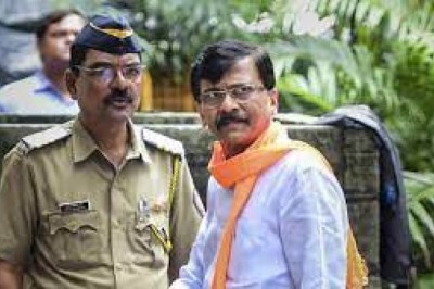 उद्धव के सामने राउत ने की शिंदे सरकार की तारीफ :
