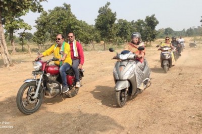 कोई काफिला न ही कोई वीआईपी प्रोटोकॉल... विधायक छन्‍नी साहू ने मोपेड में किया क्षेत्र का दौरा   ग्रामीणों के बीच पहुंची, धान काटती दिखी महिलाओं का हाथ बटाया