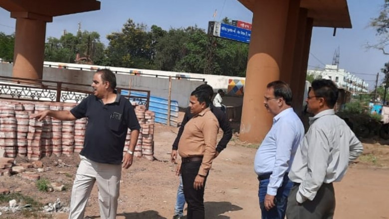 आयुक्त ने निरीक्षण कर लिया जायजा,शहर के सड़कों में डामरीकरण व सीमेंटीकरण  कार्य शुरू,सड़के हो रही है दुरुस्त: