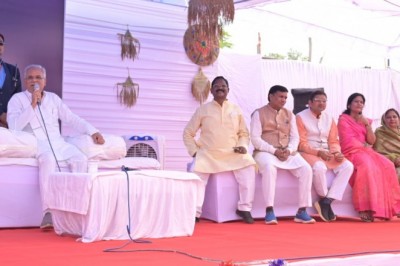 मुख्यमंत्री  भूपेश बघेल ने माता शीतला की पूजा अर्चना कर प्रदेशवासियों की सुख समृद्धि की कामना की :