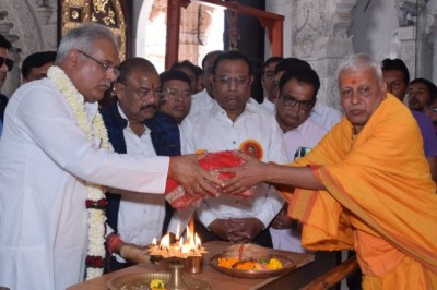 भेंट-मुलाकात -  डोंगरगढ़ मुख्यमंत्री  बघेल ने पूर्व प्रधानमंत्री श्रीमती इंदिरा गांधी की आदमकद प्रतिमा का अनावरण किया