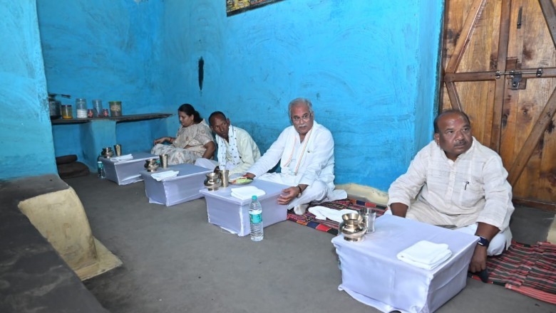 मुख्यमंत्री  भूपेश बघेल ने किसान  ईश्वर लाल के घर में किया भोजन :