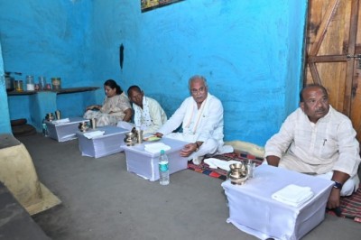 मुख्यमंत्री  भूपेश बघेल ने किसान  ईश्वर लाल के घर में किया भोजन :