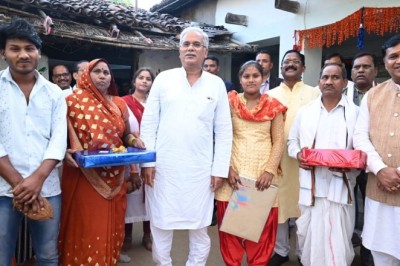 मुख्यमंत्री  भूपेश बघेल प्रदेशव्यापी भेंट-मुलाकात कार्यक्रम अंतर्गत डोंगरगढ़ स्थित सर्किट हाउस में अधिकारियों के कार्यों की समीक्षा की