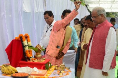 मुख्यमंत्री ने डोंगरगढ़ विधानसभा क्षेत्र के विकास के लिए 46 करोड़ 56 लाख रूपए के विकास कार्यों की दी सौगात