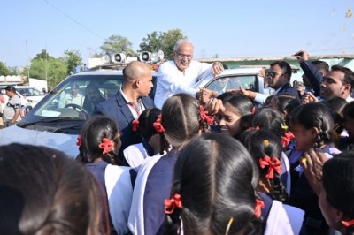 स्कूली बच्चों से रूककर मिले मुख्यमंत्री :