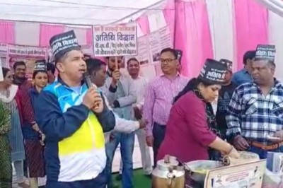 चाय ले लो-पकौड़ा ले लो: अतिथि विद्वानों ने चौराहे पर बेचे चाय पकौड़े, एकत्रित राशि CM कोष में करेंगे जमा