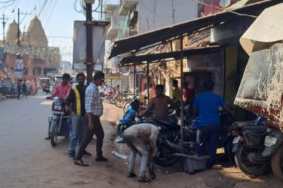 निगम की कार्रवाही,सड़क किनारे अतिक्रमण ठेलो एवं कंडम गाड़ियों को हटाया :