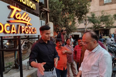 कब्जे पर ताबड़तोड़ कार्रवाही से दुकानदारो में हड़कंप