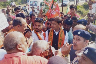 भाजपा युवा मोर्चा जेवरा मंडल ने घेरा बिजली सब स्टेशन